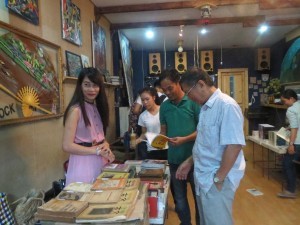 Cô hàng bán sách... to đôi mắt! 