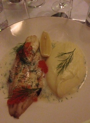 Så himla god middag bjöds vi på. Och bubbel. Och vin.