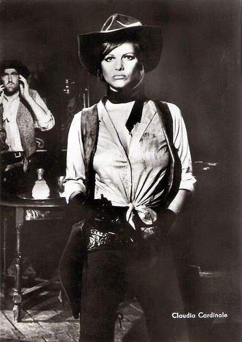 Claudia Cardinale in Les pétroleuses (1971)