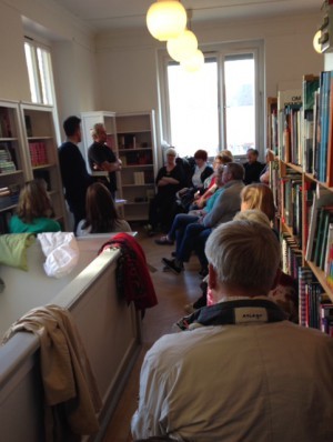 Istället för Magnus Härenstam kom journalisten Petter Karlsson och han var lysande rolig. Magnus var sedan med via telefon och det skrattades mycket.