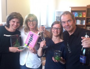 Här är Petter och jag med de fina bokhandlerskorna på Marinplan - så engagerade och generösa. Vi blev kvar och pustade ut och drack bubbel innan vi gick vidare.