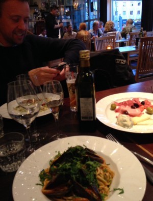 Förlagschefen bjöd oss på helt gudomlig middag. Jag åt en pasta med musslor och gremolata och drack äkta bubbel och det var så GALEt gott