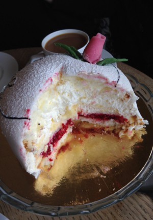 Herregud så gott. Brogyllen tror jag fiket hette. Fantastiskt fint och trevligt och generöst.