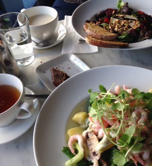 Inomhusfika. Salladslunch på Xoko.