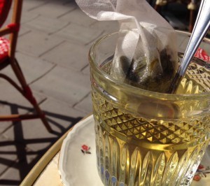 Te på Vurma i solen.