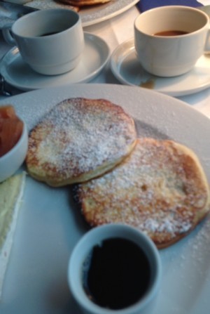 Amerikanska pannkakor med lönnsirap GUDSÅGOTT