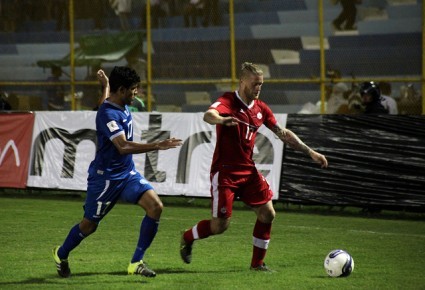 El Salvador's Ibsen Castro tries to chase down Canada's Marcel de Jong. PHOTO: CANADA SOCCER