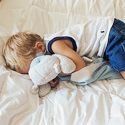 child-clutching-blanket-250