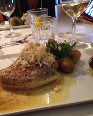 Efter den supertrevliga kvällen åt Åsa och jag piggvar på hotellet.