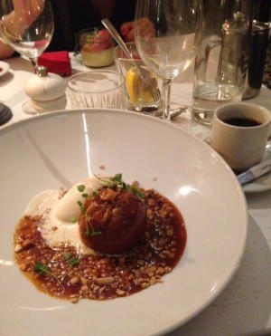 Äpple med kolasås, hasselnötter och vaniljglass. Löjligt gott.