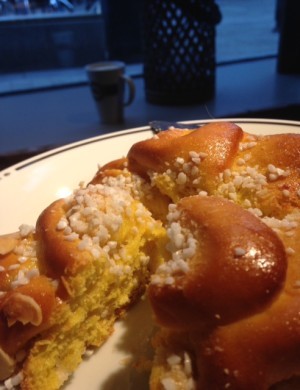 Sen kaffe och årets första saffransbulle - LJUVLIG med massa socker och mandelmassa