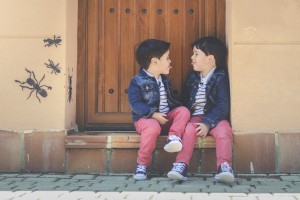 hermanos jugando