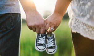 holding-hands-918990_1920