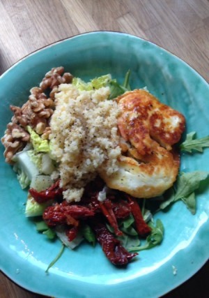 Lunch-mat. Inspirerad av en sallad jag åt på stan. Bulgur, grönsallad, soltorkade tomater, valnötter och halloumi. Very gott.