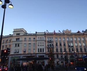 Tog en sväng till City. Allt är så fint julpyntat. Här Stureplan.