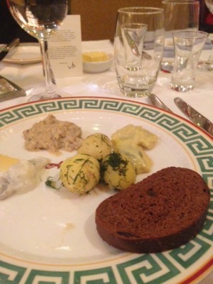 Pepparrotssill, senapssill, currysill, potatis och vörtbröd. Alltså det var så sjukt gott, bästa hittills faktiskt.