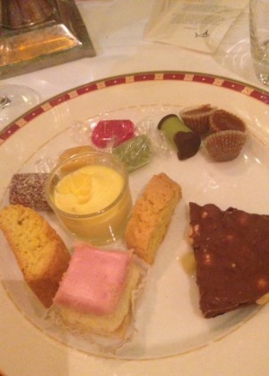 Dessert! Den runda gula var bäst, vit choklad och saffransmousse. 