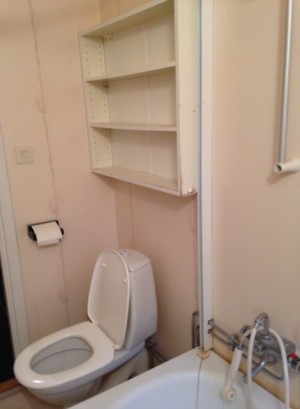 Fuktskadad ful hylla. Allt är fult, fult, fult.