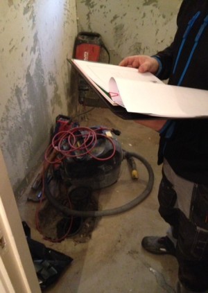 Imorse kom elektrikern. Lampan i badrummet var URÅLDRIG, glappade och gick väldigt ofta. Nu ska jag få golvvärme, spotlights, spegelskåp med lampor och eluttag.