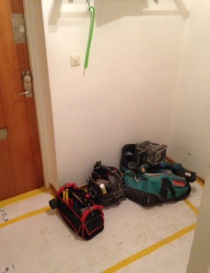 Hallen - tror jag ska passa på och köpa ny hallampa idag - den hänger på trekvart och går också väldigt ofta. 