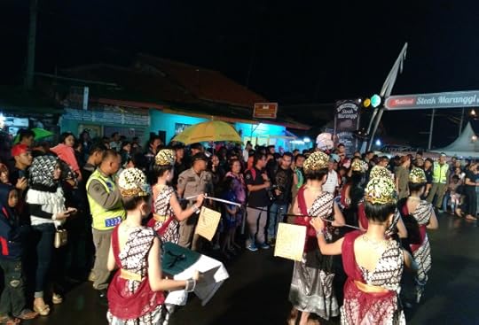 Para penari menyerahkan gunting untuk sesi pengguntingan pita.