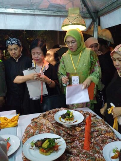 Ibu Odilia dan Bu Ratna sedang menilai steak buatan peserta.