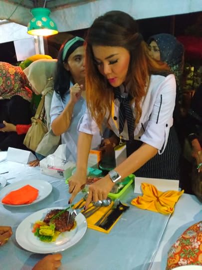 Chef Aiko sedang mencicipi steak salah satu peserta