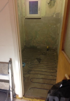 Idag förbereds värmegolv och börjar sättas upp kakel. Allt är vitt, standard och blankt. Golvet blir grått (har jag för mig, är så sjukt oengagerad)