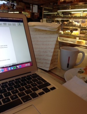 Det är inte ens kul att äta hemma längre. Har flytt till fiket. I påsen ligger en lussebulle. Lussebullar - till skillnad från peptalk, HJÄLPER.