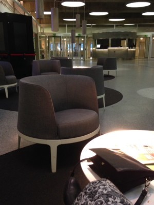 Väntan i den jättelika receptionen på Sveriges radio, helt folktom en tidig lördagmorgon