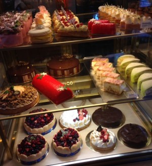 På vägen hem passerade jag Tösse. Jag vill bo i Tösse. Kolla den röda julstubben.