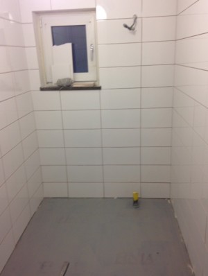 Nu ser det ut så här. Idag ska det fogas och så ska golv-klinker läggas.