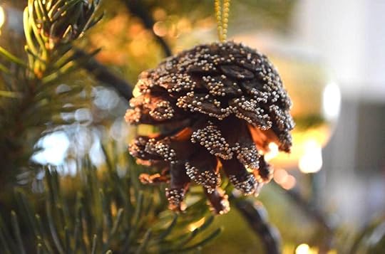 solstice-tree-pinecone