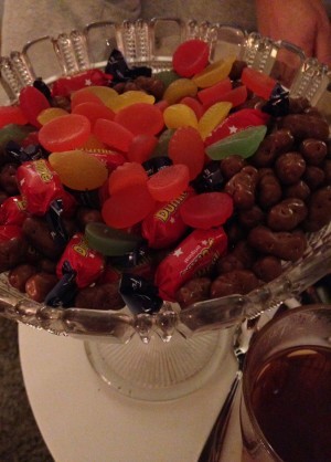 Efter den nyttiga och hälsosamma maten proppade vi i oss godis - de knöliga chokladkrumelurerna är den nya polly-sorten, med fluffigt majskrisp, så otroligt god.