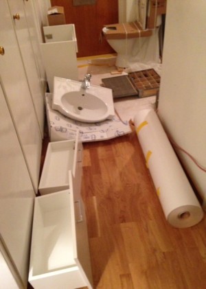 Handfat och skåp i hallen