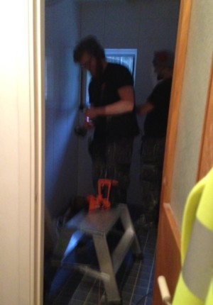 Idag sätts det upp innertak.