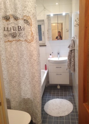 Med duschdraperi, nya handdukar och matta.