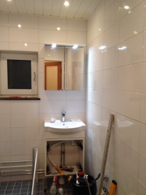 Så här ser det ut. Work in progress. Taket är ljuvligt, vitt med spottar. Skåpet är en enorm uppgradering, här hängde en spegel förut, nu har jag skåp med luckor, hyllor och lampor.