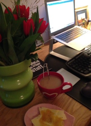 Te och sylt-toast vid datorn. Idag ska jag öppna min feedback. Kanske.