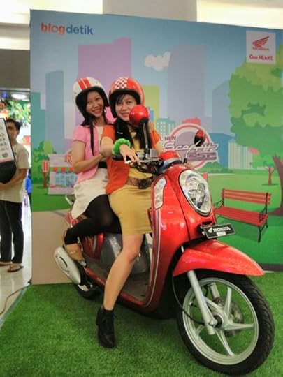 Dibonceng Evi pake Scoopy eSP di photobooth XD