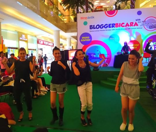 Model-model baju koleksi Fitlosophy