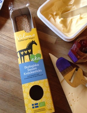 Mmmm. Knäcke-sticks med urgod sesamsmak. Ost, smör och tomatmarmelad är extra mmmm.