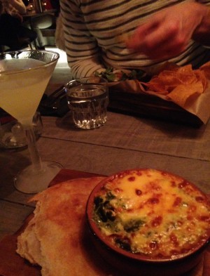 Jag åt en förrätt som var bland det godaste jag ätit. Helt jäkla magiskt. Spenat-dipp med grava mängder ost och så stekt bröd till. Alltså, det var så GOTT. Inget annat kom ens i närheten. Jag var helt salig.