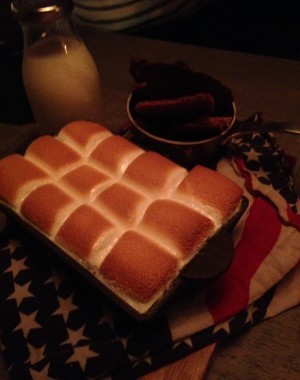 Och så efterrätten då. Helt galen. Smore´s (eller hur det nu skrivs) Marshmallow-smet och chokladsmet. Gott men alldeles för mäktigt.