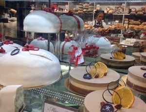 Café Gateau - vit prinsesstårta, det är så vackert.