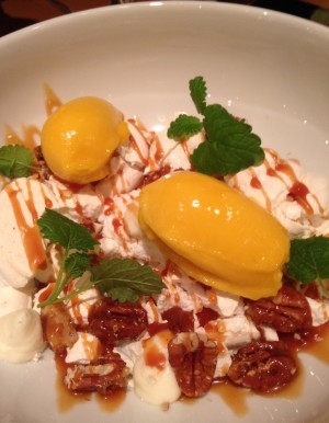 Dessert - den var så sagolikt god; mangosorbet, kokosmaräng, salt kolasås och pecannötter.