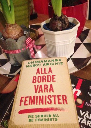 Den här fick jag i julklapp - väldigt glad blev jag! ALLA borde vara feminister (och sluta rösta på SD)