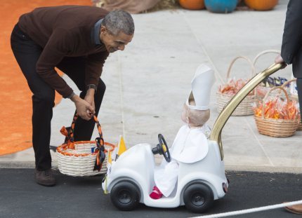 obama-laughs-baby-dressed-pope-gives-him-top-prize