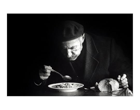 LA ÚNICA COMIDA Niños, mujeres y ancianos se sitúan cada mañana en la cola del Edificio de la Cruz Roja Internacional. Reciben la única comida caliente del día. Los bombardeos, las temperaturas de hasta 15 grados bajo cero y las largas esperas no son obstáculos para que miles de ciudadanos hambrientos se arriesguen a salir a la calle en busca de una comida. El cerco ha equilibrado la economía doméstica de toda la población. La alternativa es morir de inanición. Fotografía de Gervasio Sánchez