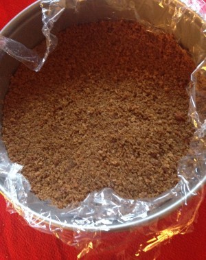 Mixad kavring och smält smör tryckte jag ut i en springform (som jag fick låna av grannen, hade tydligen slängt min egen)